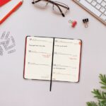 Finocam Flexi Lisa Agenda en Catalan - Anual 2026 - Tapa Blanda - Formato F2 - 85x13x130mm - Semana Vista Horizontal - Color Rojo - immagine 3