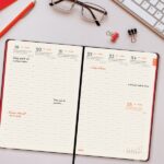 Finocam Flexi Lisa Agenda en Catalan - Anual 2026 - Tapa Blanda - Formato FA5 - 151x13x214mm - Semana Vista en Vertical - Color Rojo - immagine 3