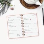 Finocam Alma Agenda - Anual 2026 - con Espiral - Formato E5 - 131x19x190mm - Semana Vista Horizontal - Color Coral - immagine 3