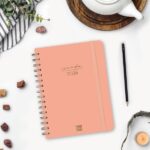 Finocam Alma Agenda - Anual 2026 - con Espiral - Formato E10 - 172x19x220mm - Semana Vista Horizontal - Color Coral - immagine 2