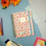 Finocam Moniquilla Agenda de Espiral en Catalan - Anual 2026 - Planificador - Cierre de Goma - Formato E10 - 155X212mm - 1 Dia por Pagina - Tematica de Flores - immagine 2