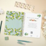 Finocam Flower Journal Agenda de Espiral en Catalan - Anual 2026 - Tapa Dura - Cierre de Goma - Formato E10 - 155X212mm - Semana Vista Horizontal - Color Verde - immagine 3