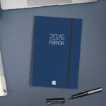 Finocam Opaque Agenda de Espiral en Catalan - Anual 2026 - Tapa Ligera - Cierre con Goma Elastica - Formato E11 - 172x14x242mm - Semana Vista en Vertical - Color Azul - immagine 2