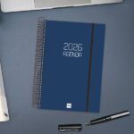 Finocam Opaque Agenda de Espiral en Catalan - Anual 2026 - Tapa Ligera - Cierre con Goma Elastica - Formato E11 - 175x29x242mm - 1 Dia por Pagina - Color Azul - immagine 2