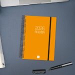 Finocam Opaque Agenda de Espiral en Catalan - Anual 2026 - Tapa Ligera - Cierre con Goma Elastica - Formato E10 - 175x29x212mm - 1 Dia por Pagina - Color Naranja - immagine 2