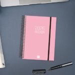 Finocam Opaque Agenda de Espiral en Catalan - Anual 2026 - Tapa Ligera - Cierre con Goma Elastica - Formato E10 - 175x29x212mm - 1 Dia por Pagina - Color Rosa - immagine 2