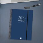Finocam Opaque Agenda de Espiral en Catalan - Anual 2026 - Tapa Ligera - Cierre con Goma Elastica - Formato E40 - 230x29x297mm - 1 Dia por Pagina - Color Azul - immagine 2