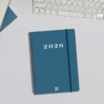 Finocam My Agenda de Espiral en Catalan - Anual 2026 - Tapa Dura Antirayaduras - Formato E10 - 171x9x212mm - Semana Vista Horizontal - Color Azul - immagine 2