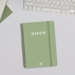 Finocam My Agenda de Espiral en Catalan - Anual 2026 - Tapa Dura Antirayaduras - Formato E10 - 171x9x212mm - Semana Vista Horizontal - Color Verde - immagine 2
