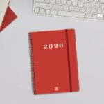 Finocam My Agenda de Espiral en Catalan - Anual 2026 - Tapa Dura Antirayaduras - Formato E10 - 171x9x212mm - Semana Vista Horizontal - Color Rojo - immagine 2
