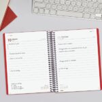 Finocam My Agenda de Espiral - Anual 2026 - Tapa Dura Antirayaduras - Formato E10 - 185x20x212mm - 1 Dia por Pagina - Color Rojo - immagine 2