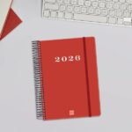 Finocam My Agenda de Espiral - Anual 2026 - Tapa Dura Antirayaduras - Formato E10 - 185x20x212mm - 1 Dia por Pagina - Color Rojo - immagine 5
