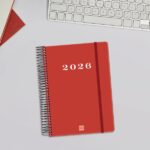 Finocam My Agenda de Espiral en Catalan - Anual 2026 - Tapa Dura Antirayaduras - Formato E10 - 185x20x212mm - 1 Dia por Pagina - Color Rojo - immagine 2