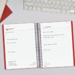 Finocam My Agenda de Espiral en Catalan - Anual 2026 - Tapa Dura Antirayaduras - Formato E10 - 185x20x212mm - 1 Dia por Pagina - Color Rojo - immagine 3