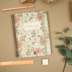 Finocam Cloe Agenda de Espiral en Catalan - Anual 2026 - Planificador - Cierre de Goma - Formato E10 - 175x28x214mm - 1 Dia por Pagina - Color Marron - immagine 2