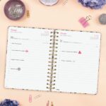 Finocam You Agenda de Espiral en Catalan - Anual 2026 - Planificador - Cierre de Goma - Formato E10 - 180x30x220mm - 1 Dia por Pagina - Tematica de Hojas - immagine 3