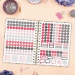 Finocam You Agenda de Espiral en Catalan - Anual 2026 - Planificador - Cierre de Goma - Formato E10 - 180x30x220mm - 1 Dia por Pagina - Tematica de Hojas - immagine 4