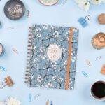 Finocam You Agenda de Espiral en Catalan - Anual 2026 - Planificador - Cierre de Goma - Formato E10 - 180x30x220mm - 1 Dia por Pagina - Tematica de Flores - immagine 2