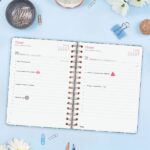 Finocam You Agenda de Espiral en Catalan - Anual 2026 - Planificador - Cierre de Goma - Formato E10 - 180x30x220mm - 1 Dia por Pagina - Tematica de Flores - immagine 3