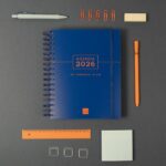 Finocam Tempus Agenda de Espiral - Anual 2026 - Tapa Extradura - Cierre de Goma - Formato 1/4 - 157x217mm - 1 Dia por Pagina - Color Azul - immagine 3