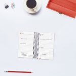 Finocam Year Agenda de Espiral en Catalan - Anual 2026 - Tapa Ligera - Formato E3 - 95x24x127mm - 1 Dia por Pagina - Color Rojo - immagine 3