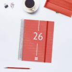 Finocam Year Agenda de Espiral en Catalan - Anual 2026 - Tapa Ligera - Formato E10 - 175x29x212mm - 1 Dia por Pagina - Color Rojo - immagine 2