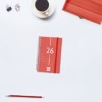 Finocam Year Agenda de Espiral - Anual 2026 - Tapa Ligera - Formato E3 - 85x14x127mm - Semana Vista Horizontal - Color Rojo - immagine 2