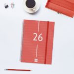 Finocam Year Agenda de Espiral en Catalan - Anual 2026 - Tapa Ligera - Formato E10 - 162x14x212mm - Semana Vista en Vertical - Color Rojo - immagine 2