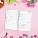 Finocam Design Collection Agenda de Espiral en Catalan - Anual 2026 - Tapa Ligera - Formato E5 - 124x14x181mm - Semana Vista Horizontal - Tematica de Flores - immagine 3