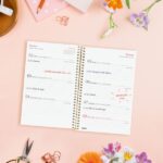 Finocam Design Collection Agenda de Espiral en Catalan - Anual 2026 - Tapa Ligera - Formato E5 - 124x14x181mm - Semana Vista Horizontal - Tematica de Flores - immagine 3