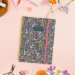 Finocam Design Collection Agenda de Espiral en Catalan - Anual 2026 - Tapa Ligera - Formato E10 - 172x29x212mm - 1 Dia por Pagina - Tematica de Flores - immagine 2