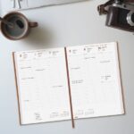 Finocam Dynamic Milano Agenda Profesional - Anual 2026 - Tapa Dura Acolchada - Formato Y11 - 168x19x245mm - Semana Vista en Vertical - Color Marron - immagine 3
