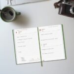 Finocam Dynamic Milano Agenda Profesional en Catalan - Anual 2026 - Tapa Dura Acolchada - Formato Y10 - 143x29x210mm - 1 Dia por Pagina - Color Verde - immagine 3