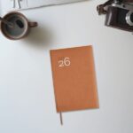 Finocam Dynamic Milano Agenda Profesional en Catalan - Anual 2026 - Tapa Dura Acolchada - Formato Y10 - 143x29x210mm - 1 Dia por Pagina - Color Marron - immagine 2