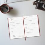 Finocam Dynamic Milano Agenda Profesional en Catalan - Anual 2026 - Tapa Dura Acolchada - Formato Y10 - 143x29x210mm - 1 Dia por Pagina - Color Burdeos - immagine 3