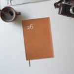 Finocam Dynamic Milano Agenda Profesional - Anual 2026 - Tapa Dura Acolchada - Formato Y11 - 168x32x245mm - 1 Dia por Pagina - Color Marron - immagine 2