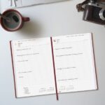 Finocam Dynamic Milano Agenda Profesional - Anual 2026 - Tapa Dura Acolchada - Formato Y11 - 168x32x245mm - 1 Dia por Pagina - Color Burdeos - immagine 2