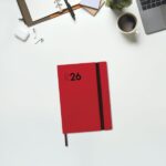 Finocam Dynamic Mara Agenda Profesional en Catalan - Anual 2026 - Tapa Blanda - Cierre con Goma Elastica - Formato Y4 - 124x22x174mm - 1 Dia por Pagina - Color Rojo - immagine 2