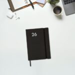 Finocam Dynamic Mara Agenda Profesional en Catalan - Anual 2026 - Tapa Blanda - Cierre con Goma Elastica - Formato Y4 - 124x22x174mm - 1 Dia por Pagina - Color Negro - immagine 2