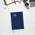 Finocam Dynamic Mara Agenda Profesional en Catalan - Anual 2026 - Tapa Blanda - Cierre con Goma Elastica - Formato Y10 - 144x22x208mm - 1 Dia por Pagina - Color Azul - immagine 2
