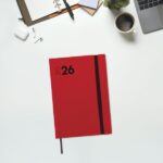 Finocam Dynamic Mara Agenda Profesional en Catalan - Anual 2026 - Tapa Blanda - Cierre con Goma Elastica - Formato Y10 - 144x22x208mm - 1 Dia por Pagina - Color Rojo - immagine 2