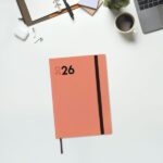 Finocam Dynamic Mara Agenda Profesional en Catalan - Anual 2026 - Tapa Blanda - Cierre con Goma Elastica - Formato Y10 - 144x22x208mm - 1 Dia por Pagina - Color Coral - immagine 2