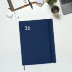 Finocam Dynamic Mara Agenda Profesional - Anual 2026 - Tapa Blanda - Cierre con Goma Elastica - Formato Y12 - 214x25x275mm - 1 Dia por Pagina - Color Azul - immagine 2