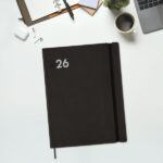 Finocam Dynamic Mara Agenda Profesional en Catalan - Anual 2026 - Tapa Blanda - Cierre con Goma Elastica - Formato Y12 - 214x25x275mm - 1 Dia por Pagina - Color Negro - immagine 2