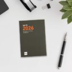 Finocam Min Agenda Plana - Anual 2026 - Formato Pl3 - 85x6x131mm - Semana Vista Horizontal - Color Verde Oscuro - immagine 2