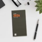 Finocam Min Agenda Plana en Catalan - Anual 2026 - Formato Pl4 - 83x6x154mm - Mes Vista - Color Verde Oscuro - immagine 2