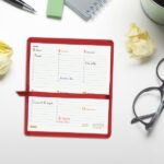Finocam Ibis Agenda Plana en Catalan - Anual 2026 - Formato Pl1 - 130x6x6mm - Semana Vista en Vertical - Color Rojo - immagine 3