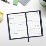 Finocam Ibis Agenda Plana en Catalan - Anual 2026 - Formato Pl3 - 90x10x10mm - Semana Vista Horizontal - Color Azul - immagine 3