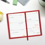 Finocam Ibis Agenda Plana en Catalan - Anual 2026 - Formato Pl3 - 90x10x10mm - Semana Vista Horizontal - Color Rojo - immagine 3
