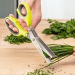 Innovagoods Tijeras de Cocina Multicorte con 5 Cuchillas - Ergonomico - Facil Limpieza - Incluye Cepillo - Color Verde - immagine 2